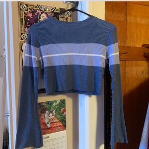 •Blue Cropped Striped Sweater
•SheIn,Never Worn
•Small